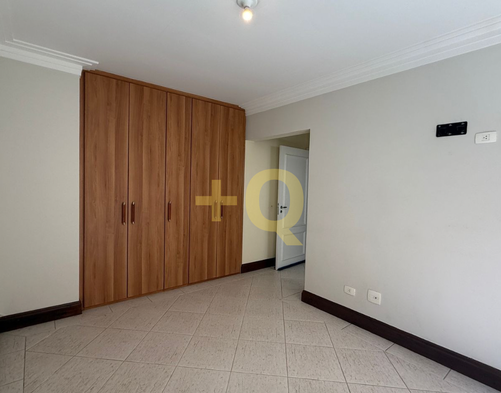 Casa de esquina à venda no Residencial 18 do Forte – Alphaville