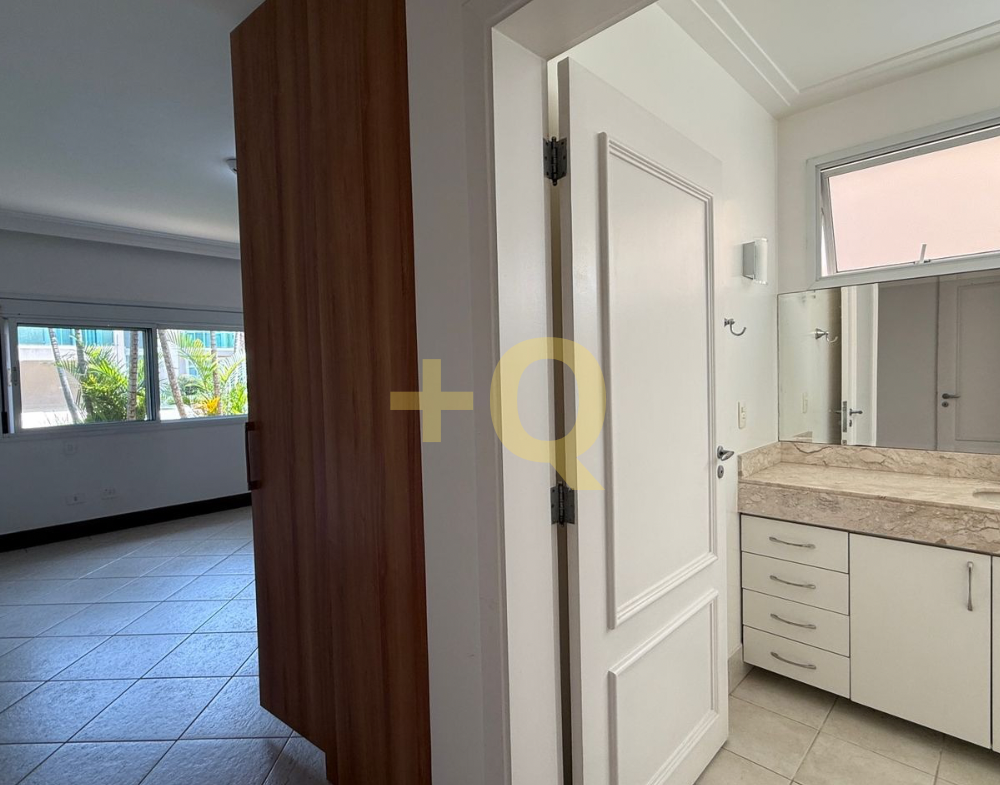 Casa de esquina à venda no Residencial 18 do Forte – Alphaville