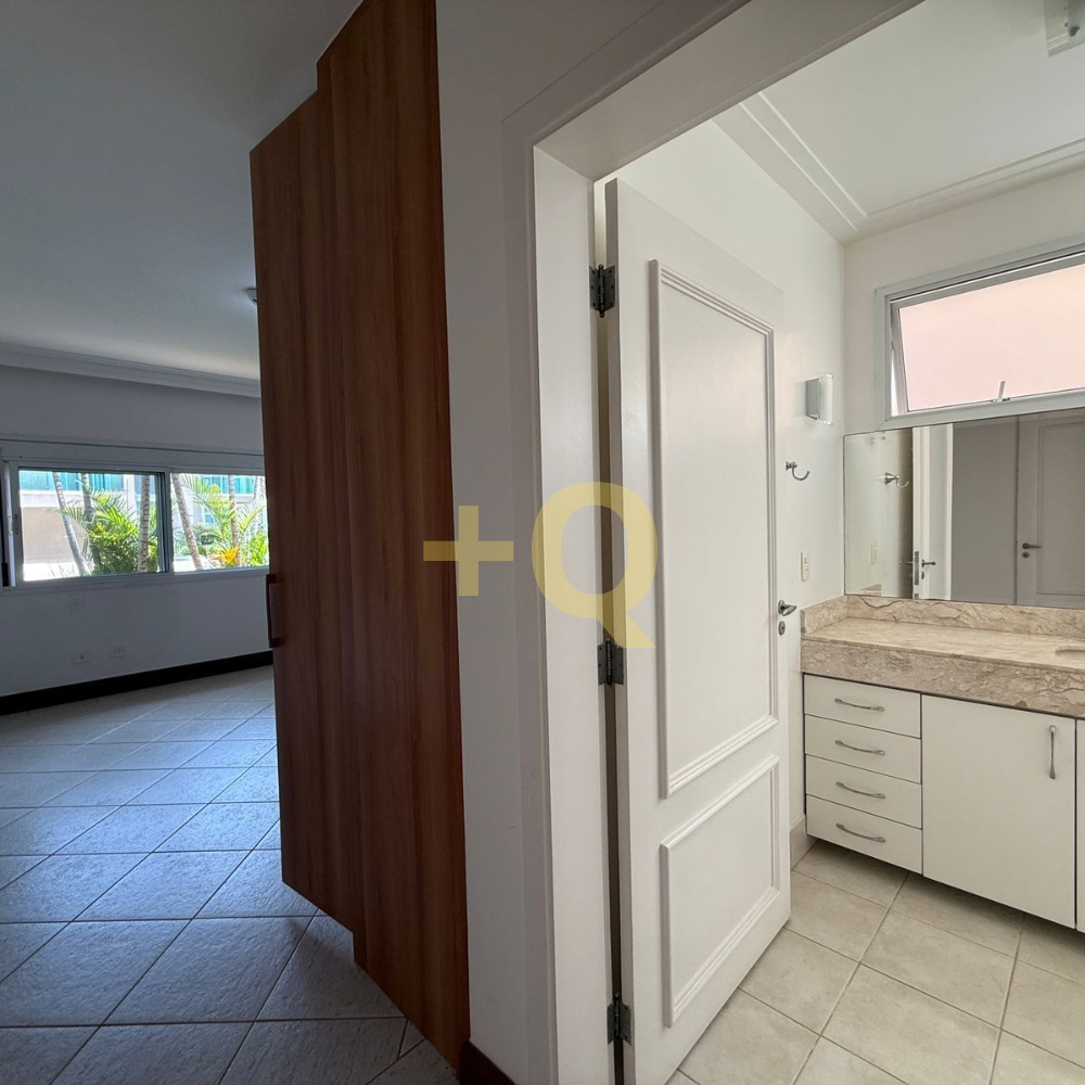 Casa de esquina à venda no Residencial 18 do Forte – Alphaville